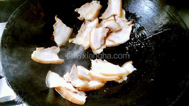再热锅入回锅肉煎炒至变色出油。
