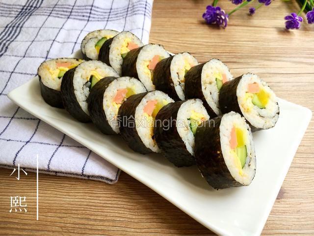 然后将刀两边抹点食用油，垂直切下
每块寿司大约1.5厘米大小即成