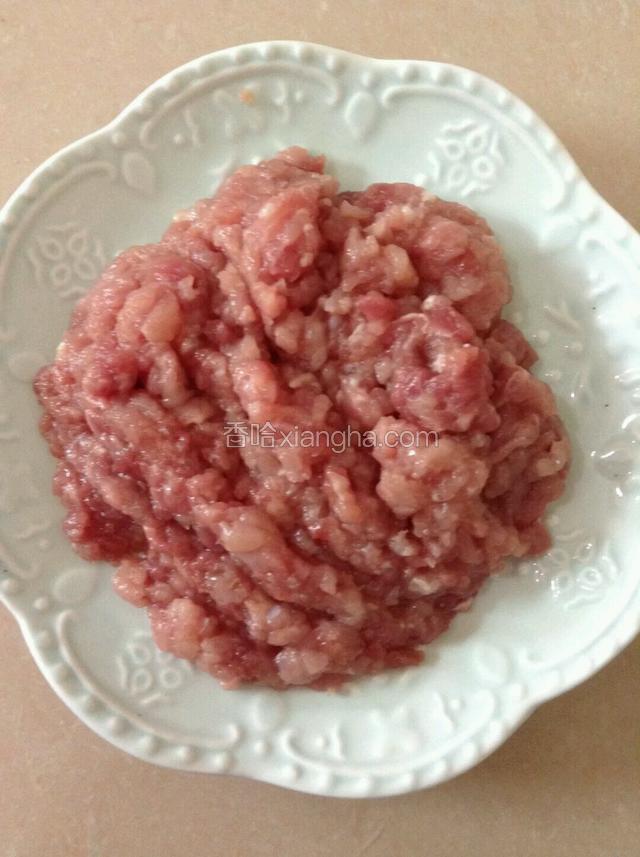 将瘦肉剁成肉末。