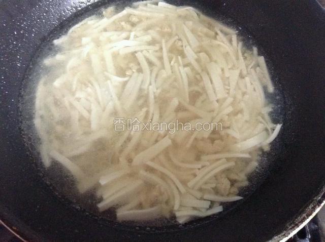 然后注入清水，待水烧开加入豆腐丝。