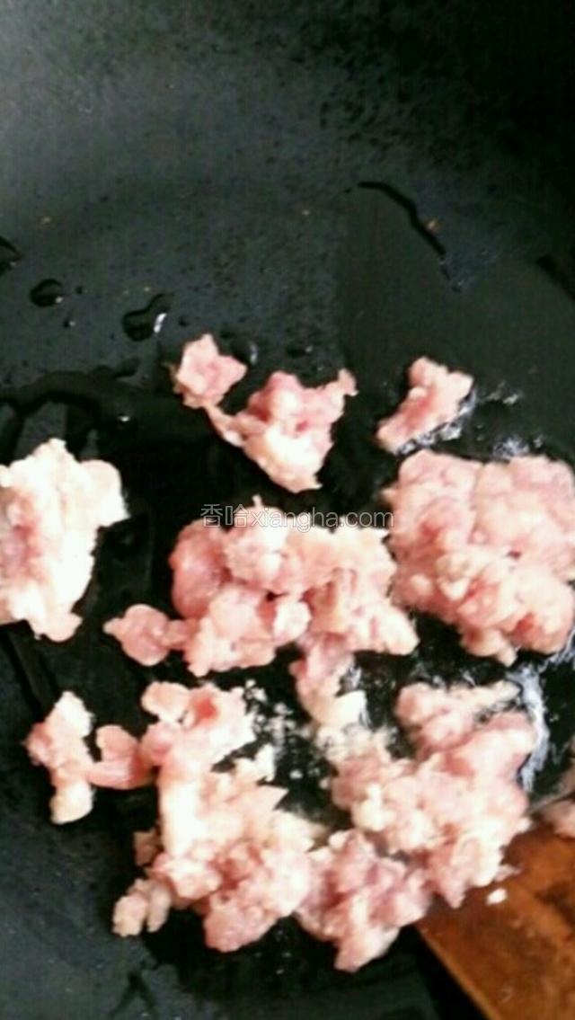 锅中放少许油，下肉末煸炒。