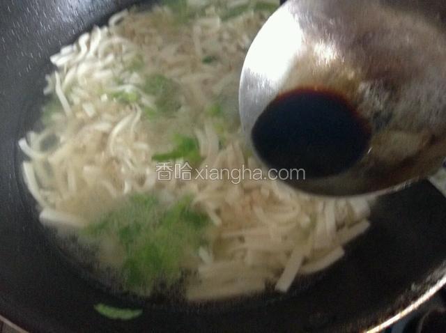 加少许生抽、盐和鸡精调味。