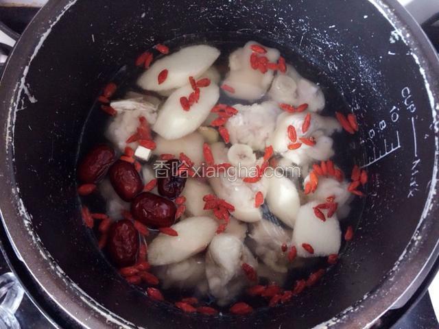电压锅中加入水，盐，料酒，按“豆，蹄筋”功能