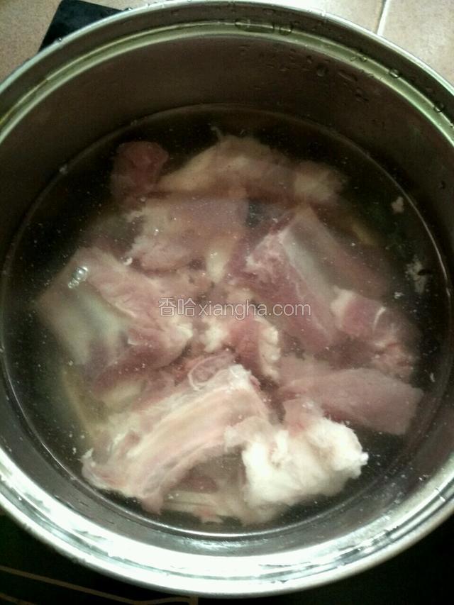 排骨洗净冷水下锅，水滚后煮3-4分钟去血水