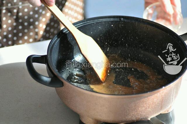 白醋、糖、盐、番茄酱调成酱汁，倒入放油的热锅中
