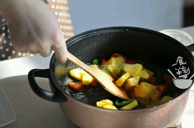 再放入菠萝翻炒
