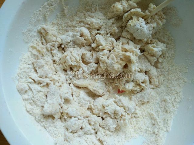 然后加入适量温水调成面穗