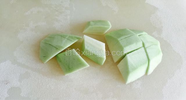 去蒂去皮，切成块