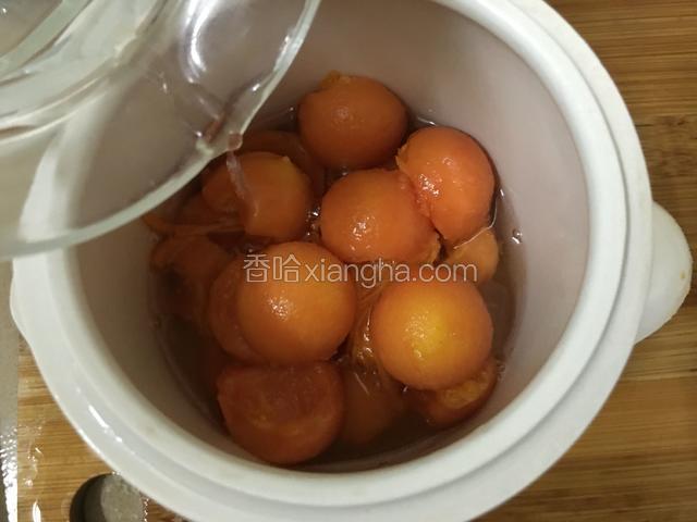 加入适量的水，刚好末过冰糖即可