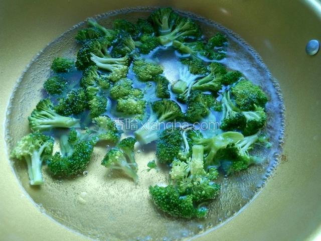 锅里放入清水烧开，加入少许盐，几滴油，倒入浸泡好的西兰花淖水一分钟即可