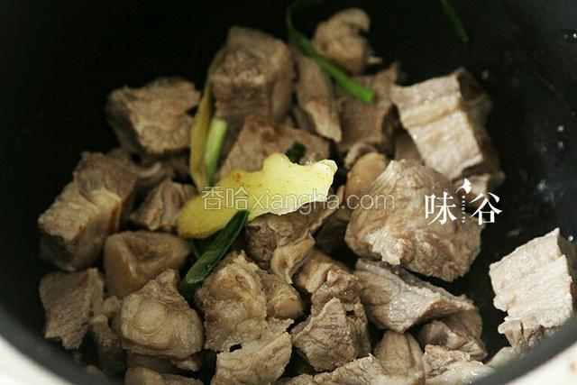 炒好的牛腩转入另外一个锅内，我用的是电饭锅。