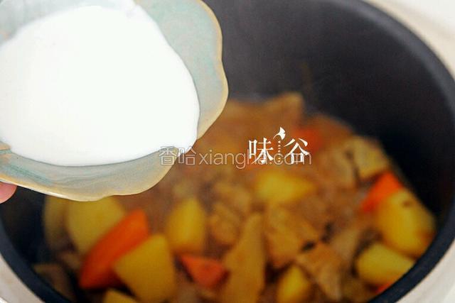 萝卜和马铃薯都煮软了后加入椰浆，可以放入一小匙糖，煮10分钟即可。
