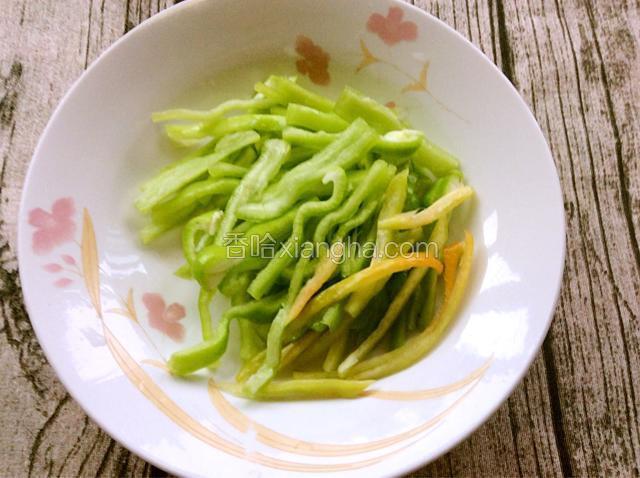 尖椒洗净切丝