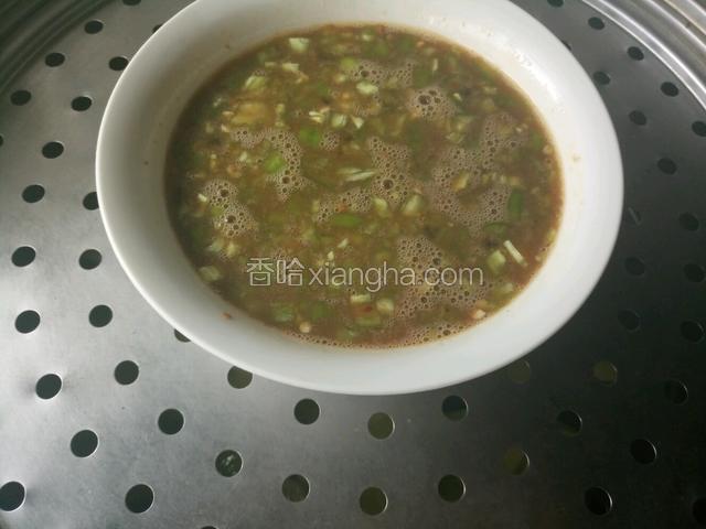 放烧开水的锅中，蒸制10分钟左右（具体时间根据自己家火的情况定）（光线原因颜色不同）