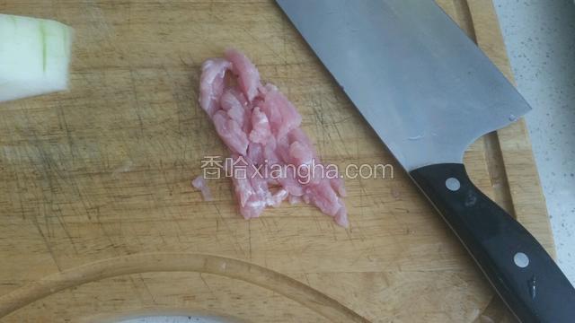 把瘦肉和蒜头剁碎加盐腌制一会