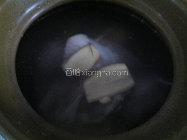 砂锅添水，放入鸡块姜片，大火煮滚