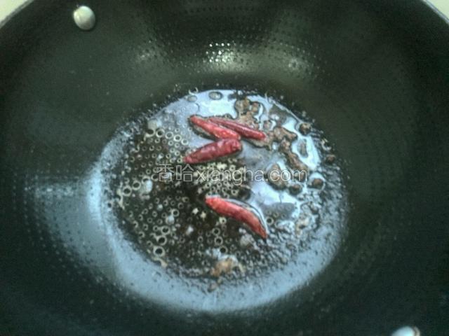 留少许底油，放入干辣椒，花椒小火煸香