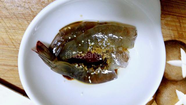 鲜虾去头去虾线，放适量鲜抽，腌制一下