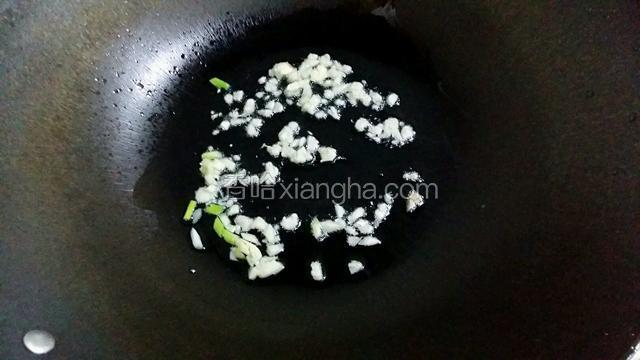 锅中放适量油，煸香葱蒜末