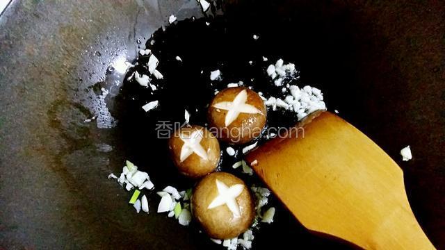 放入香菇翻炒两下