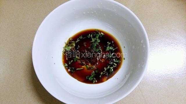 中途在碗底铺酱料：味极鲜一勺，香菜葱花适量，辣椒酱一勺（不吃辣的可不放）香油适量