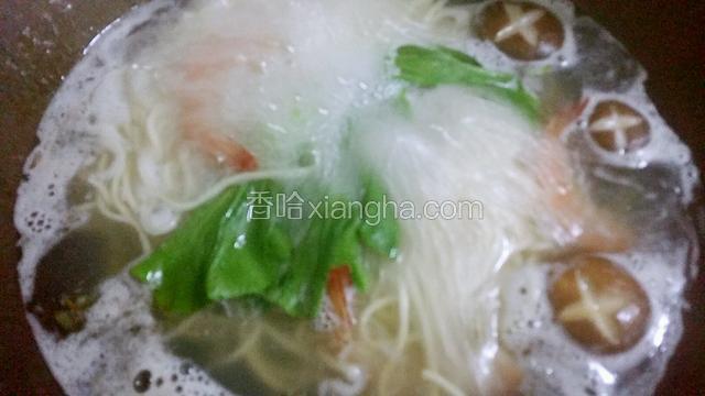 快起锅时放入虾仁