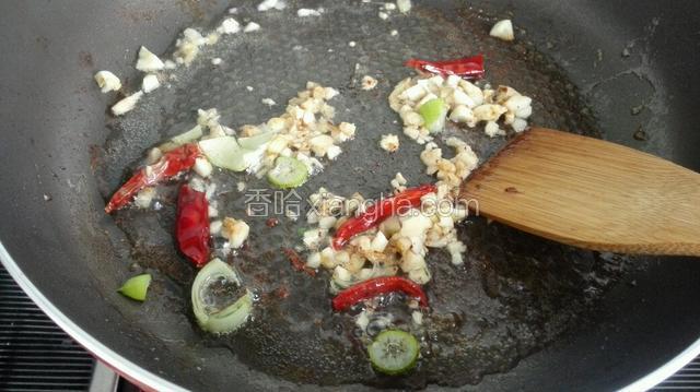 另起锅，锅热倒入适量油，放入葱姜蒜沫，麻椒，小米椒小火炒香！