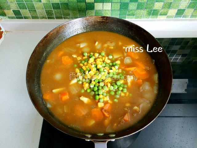 咖喱块完全溶解后再打开火，放入青豆粒和玉米粒，微火炖煮5到10分钟；