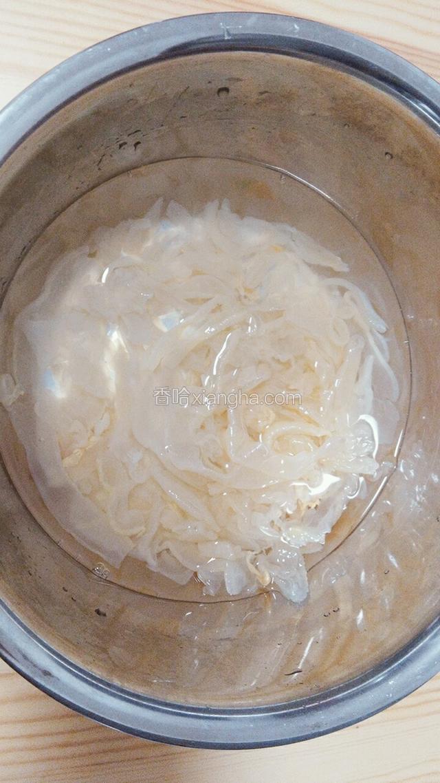 将海蜇头洗净切丝，放清水中泡20分钟，去掉多余的咸味