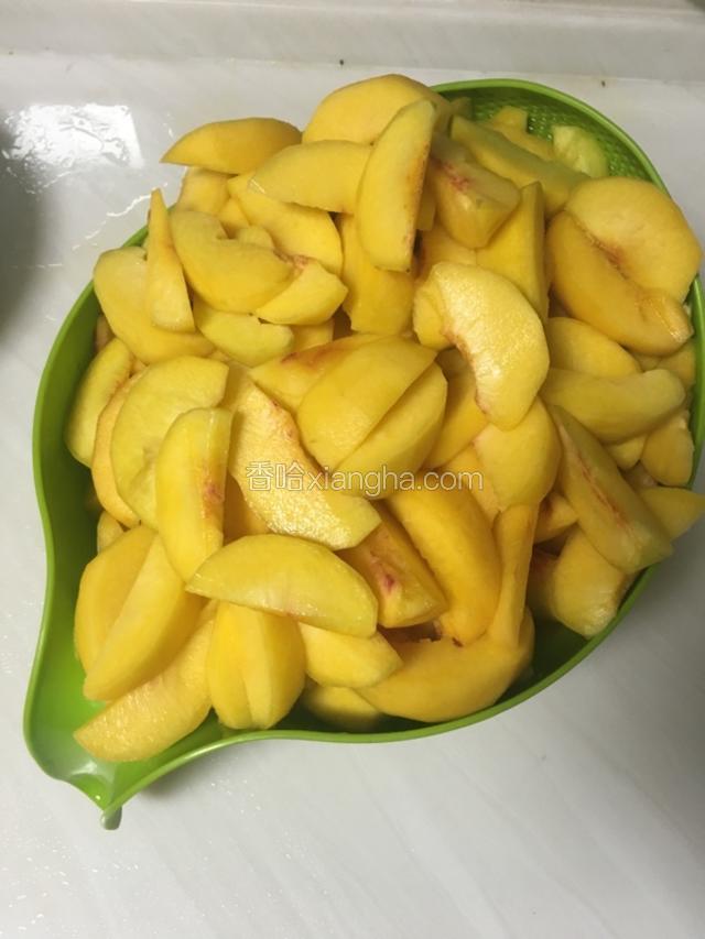 硬点的黄桃，去皮，去皮之后整个泡在盐水里，泡十分钟