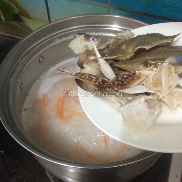 待粥熬好这时候将处理好的海鲜加入粥内。
