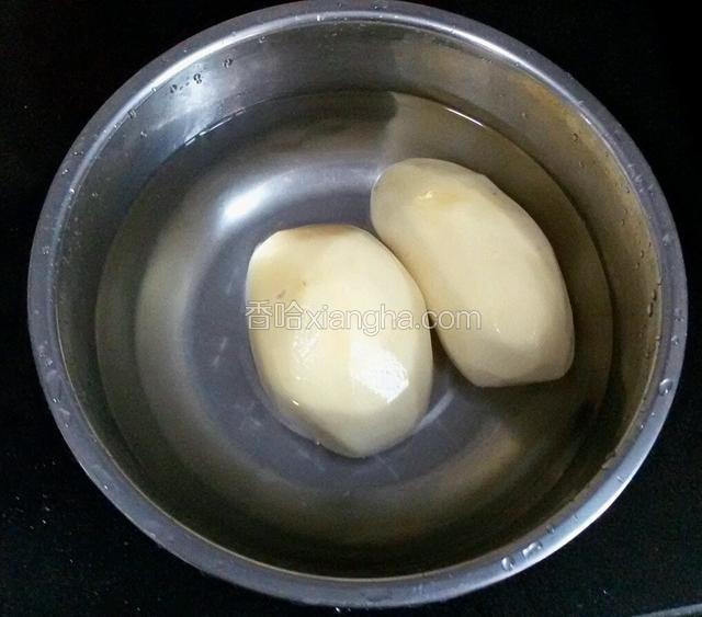 把土豆削皮洗干净。