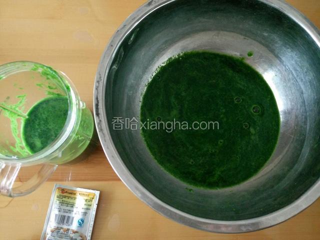 菠菜焯熟 加入适量水 用榨汁机打成菜汁