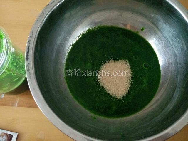 加入一袋酵母 混合均匀