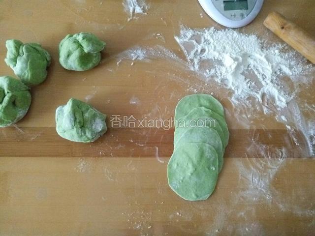 擀好皮 依次卷起