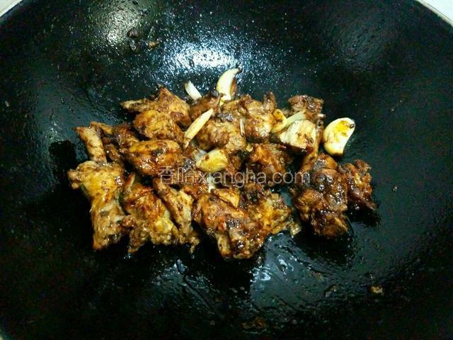 然后放入鸭腿肉进行翻炒，同时倒入老抽，十三香,八角粉，将鸭肉炒香，炒上色。
