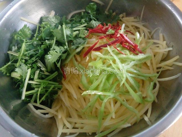 加入青红椒丝和香菜段