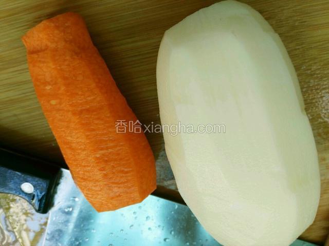 准备藕、胡萝卜，去皮洗干净
