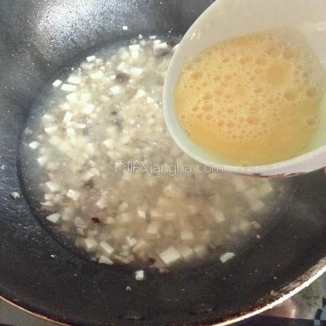 鸡蛋打散淋在上面。