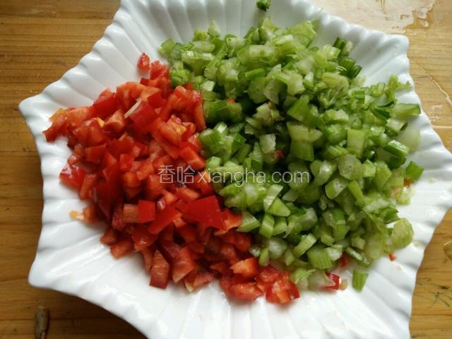 芹菜和辣椒洗干净，切末备用