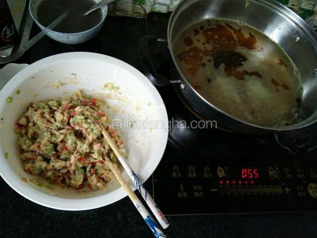 锅中的油烧热。海鲜丸子的糊也调完了。