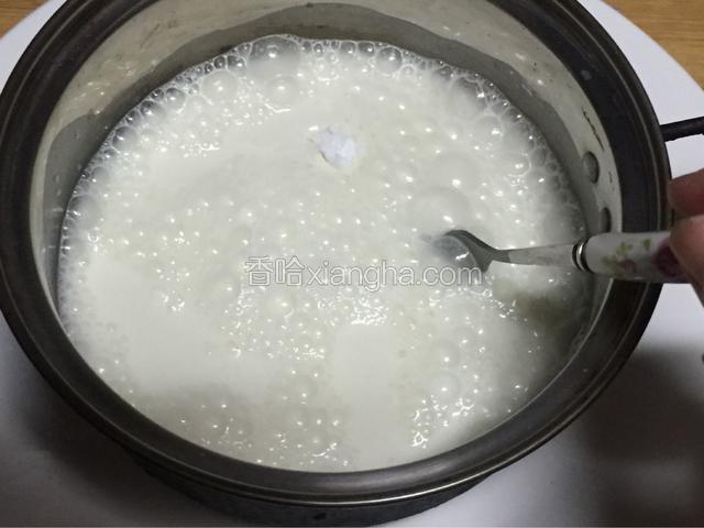 加入160g椰汁调均匀，静置半个小时（没有椰汁就用凉水代替）