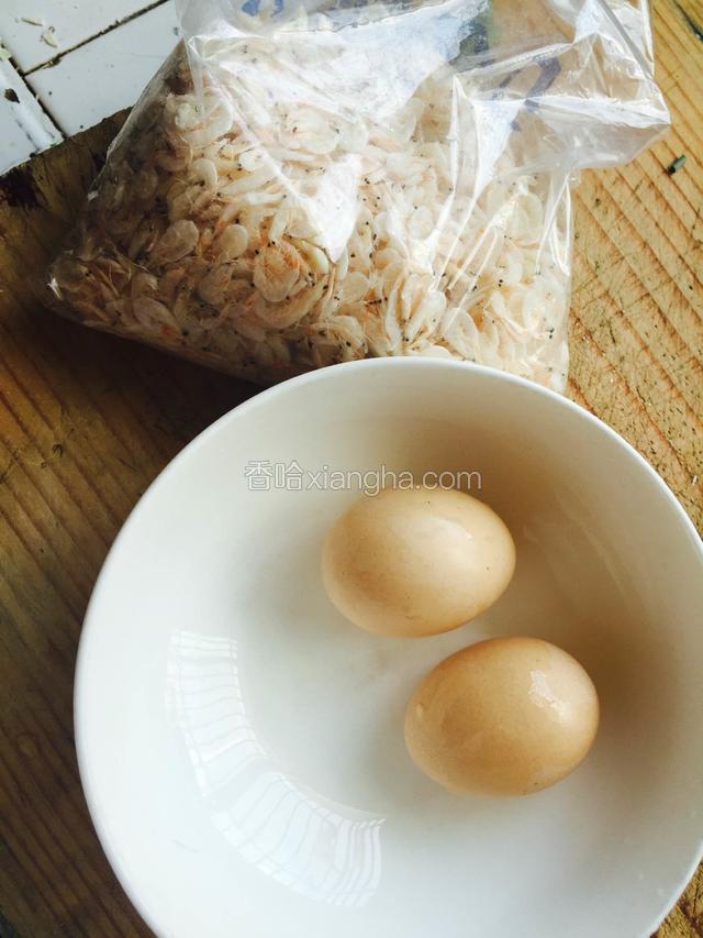 准备鸡蛋和虾皮