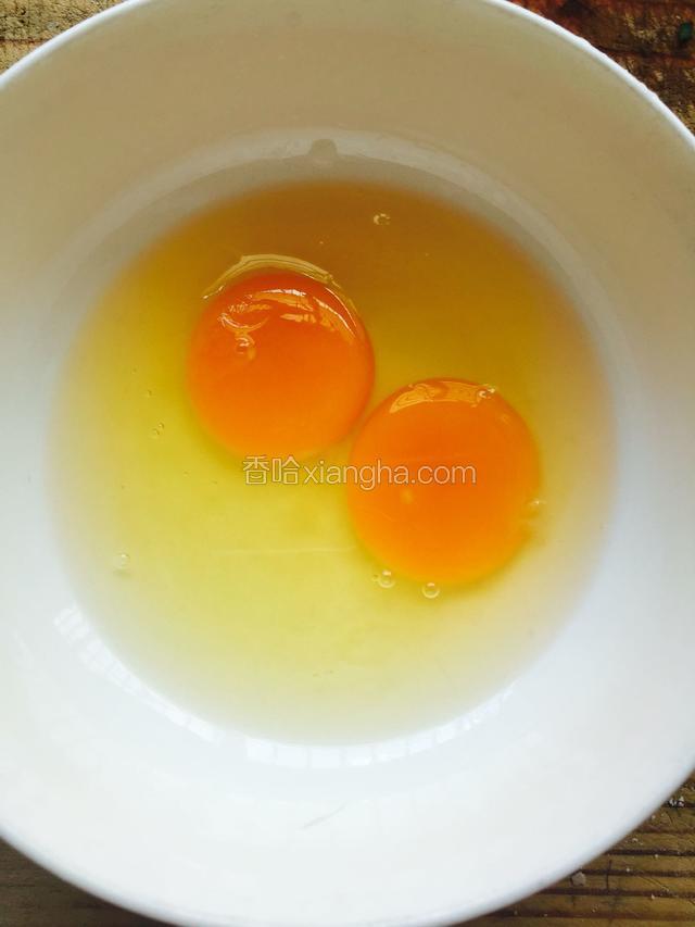 鸡蛋打入碗