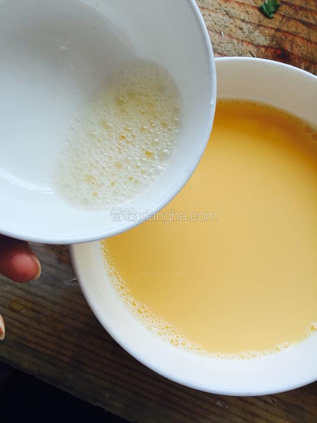 用勺子把泡沫舀掉