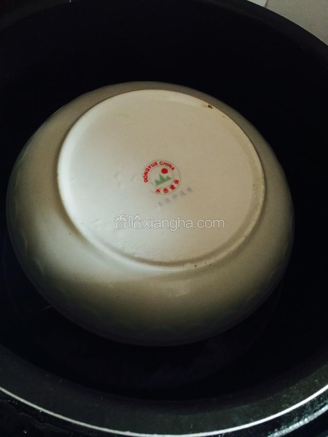 碗上面改一个盘子，防止蒸馏水滴在鸡蛋上面使鸡蛋老化