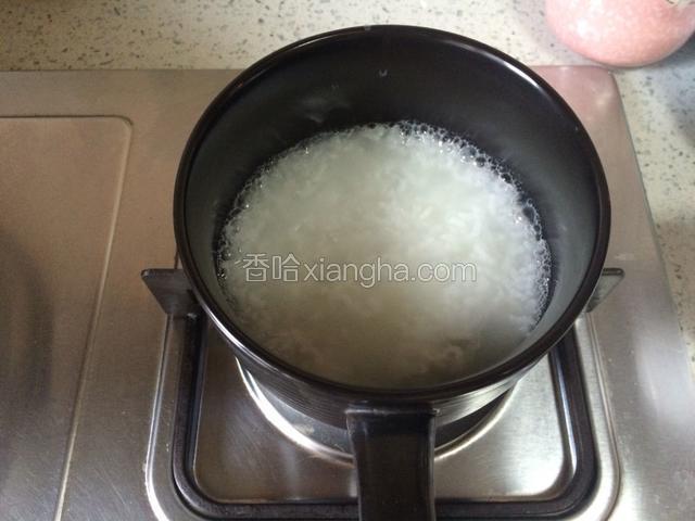 取砂锅，将适量煮好的白米粥盛到砂锅中(根据食用量来定)，加入适量高汤或者鸡汤，喜欢稀的就多放点，喜欢浓稠就少放，开火加热至沸腾转小火