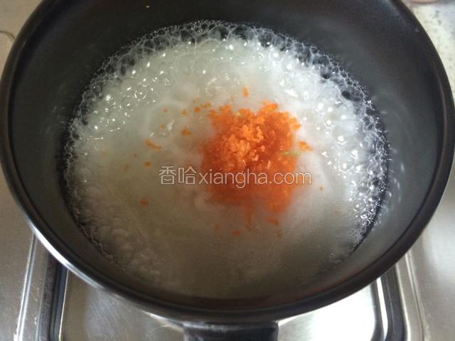 加入胡萝卜碎搅拌均匀煮5分钟