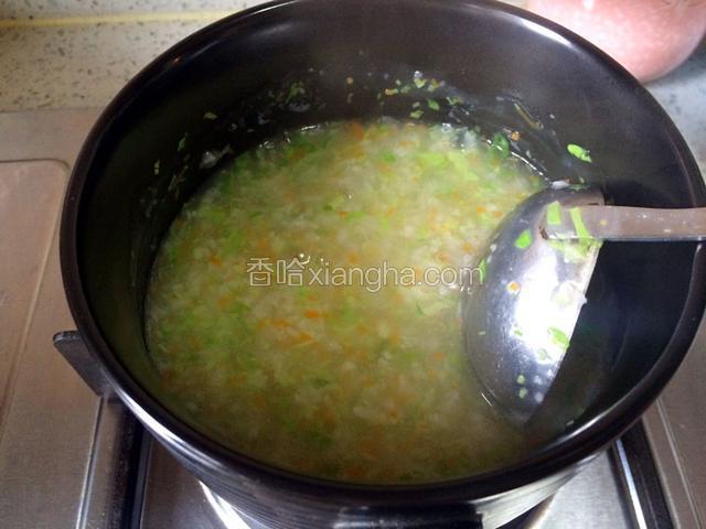 煮两三分钟，加入盐，胡椒粉，香油，香葱调味即可食用，煲制过程要不停搅拌避免糊底