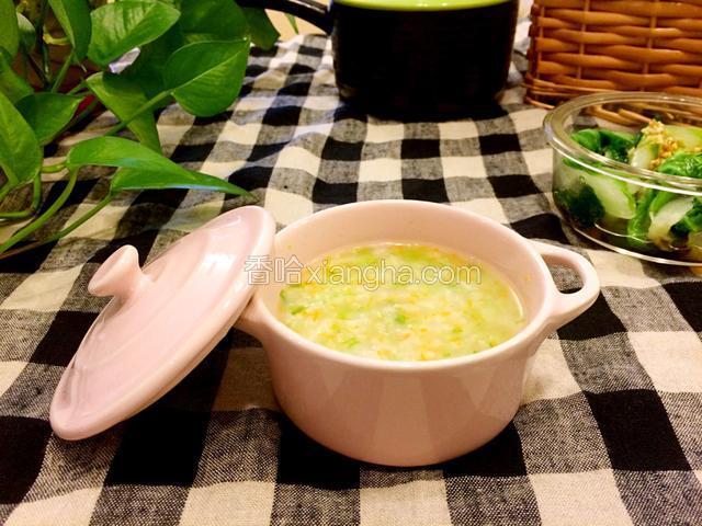 蔬菜粥做好了，搭配一点小面点，这样的早餐真的很舒服，又营养哦